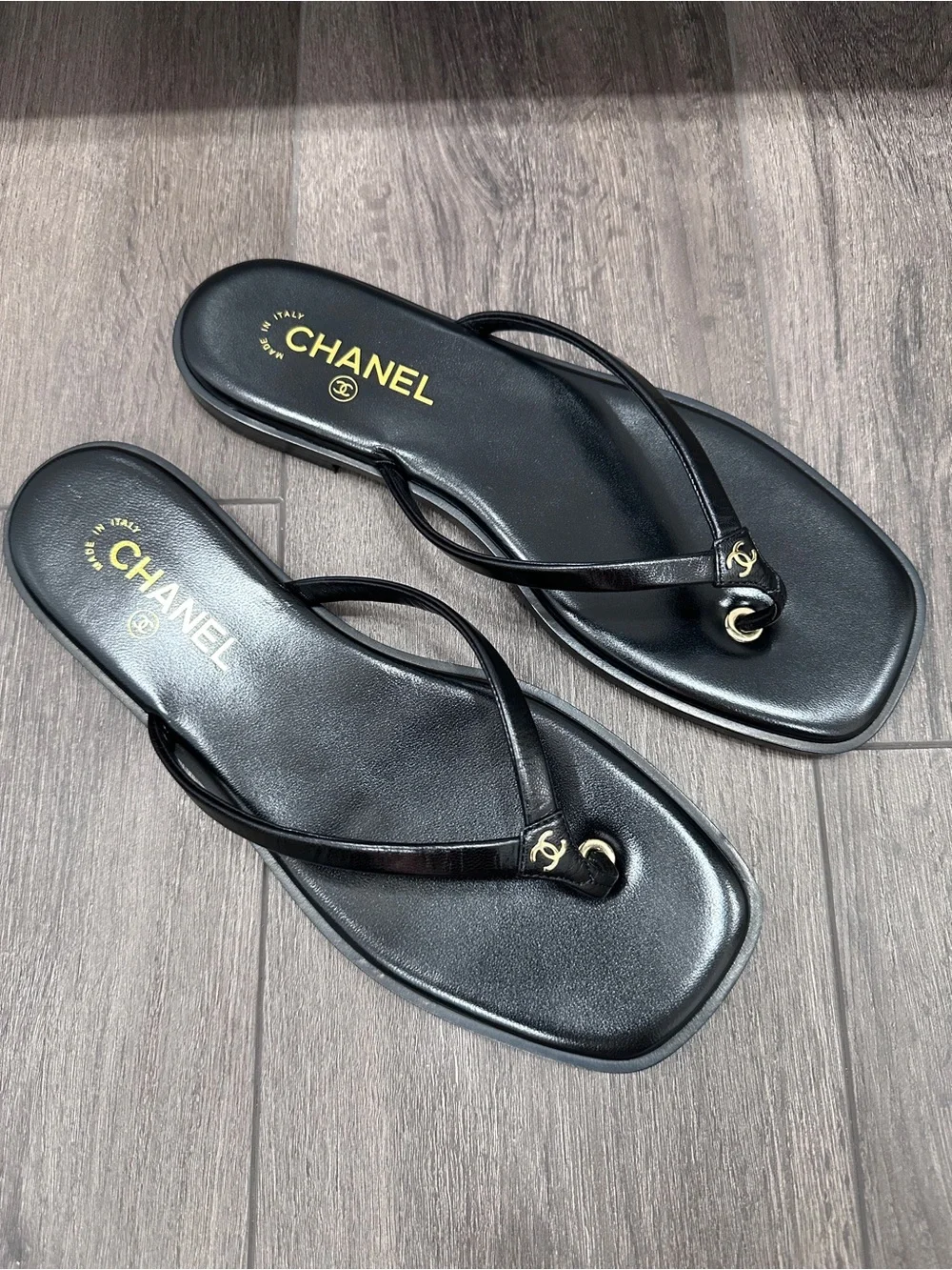 2026 CHANEL Black leather GOLD CC Logo FLIP FLOP Slides Flat Sandals 41.5C BLAZY